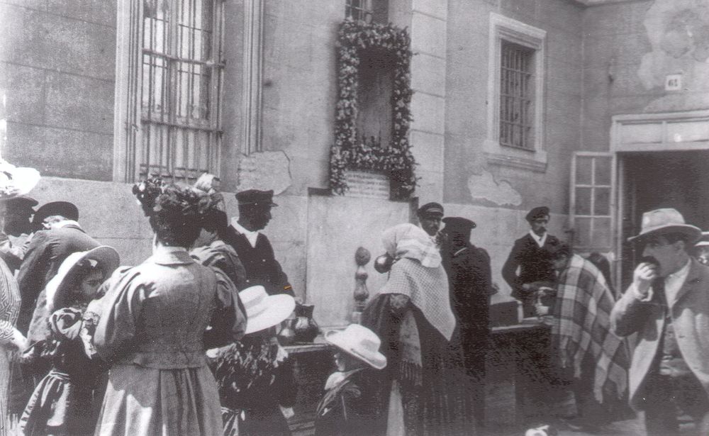 Fuente de San Isidro (1936). "Carabanchel un siglo de imágenes (1860-1960)" de José Sánchez Molledo. Restaurada por Alicia Álvarez Donate y Sonia Dorado Martín.