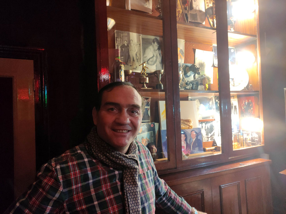 Manuel Calvo en el pub Calvo's