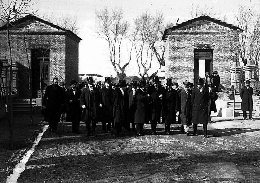 Alfonso XIII inaugura la colonia de la prensa en 1913