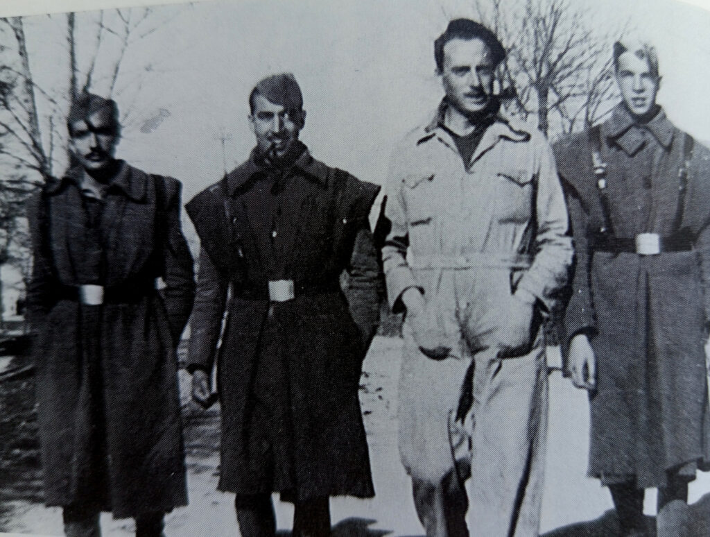 Miguel Gila (segundo por la izquierda) durante la guerra